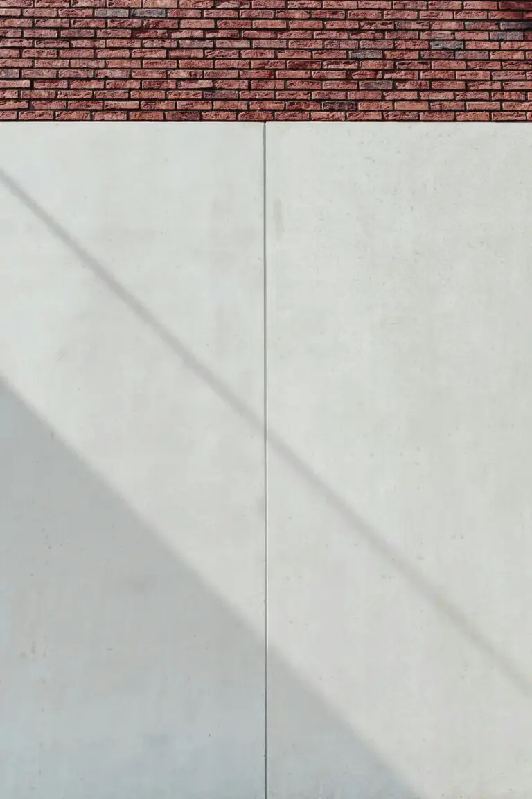 Moderne Fassadenkombination aus Klinker und Beton mit hochwertiger Oberflächengestaltung