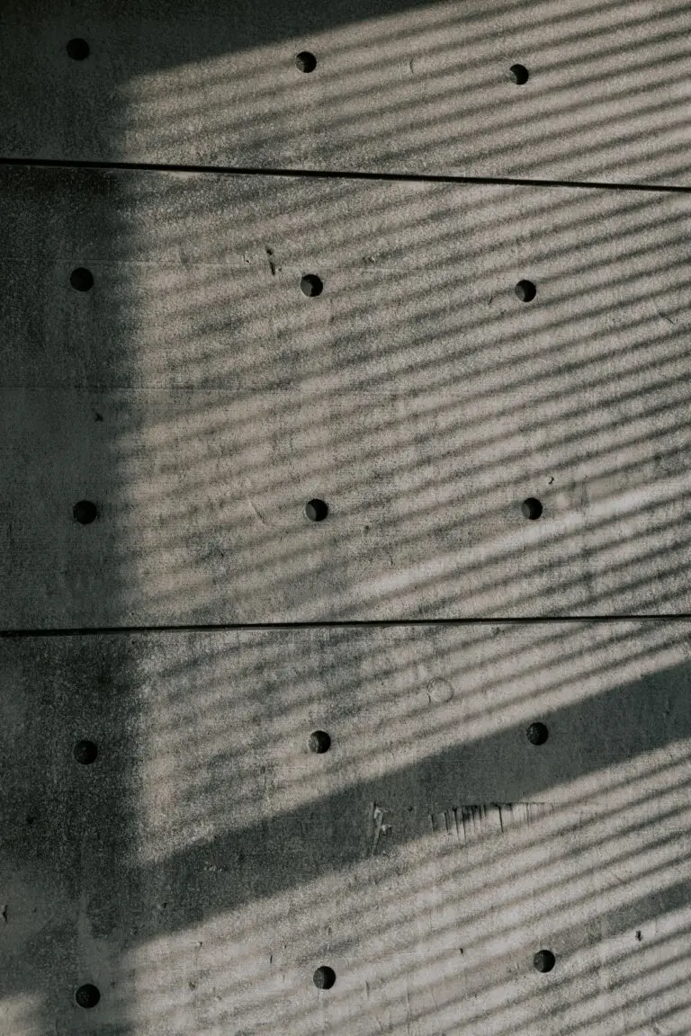 Sichtbetonwand mit hochwertiger Betonoberfläche und modernem Licht- und Schattenspiel